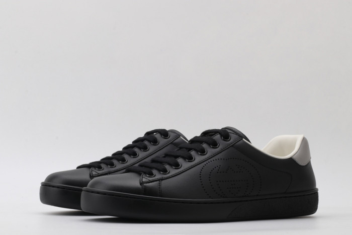 G*u*i* trainer sneaker56