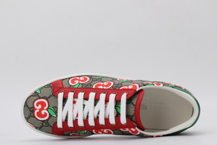 G*u*i* trainer sneaker45
